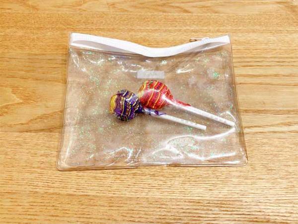 一見、普通だけど？　１００均の『ポーチ』にチョコも口紅も入れたら…「溶けないっ！」