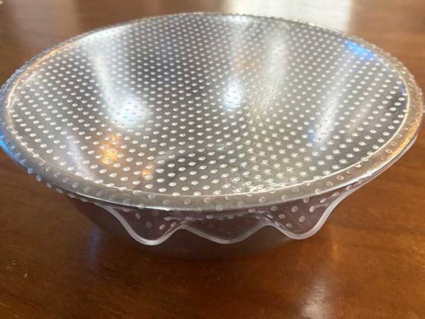 使い捨てラップにはもうサヨナラ…！　ダイソーのシリコーン伸びラップでエコしよう