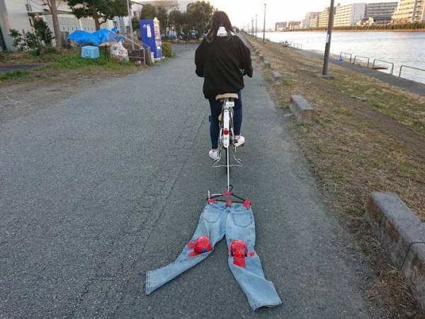 「三度見するわ」「これは天才」　自転車に乗る女性の写真に、１８万件以上の『いいね』