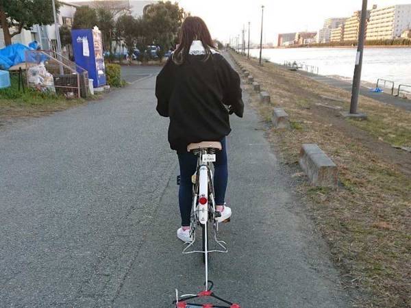 「三度見するわ」「これは天才」　自転車に乗る女性の写真に、１８万件以上の『いいね』