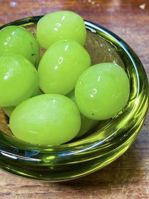 「これ考えた人スゲエな」　シャインマスカットの食べ方に「天才かよ！」