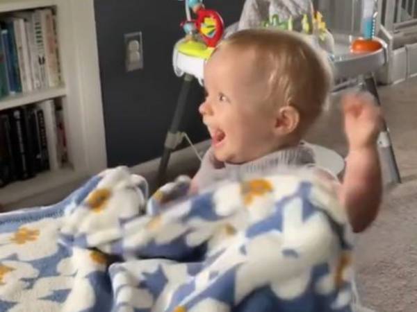 何かを見たとたん、我を忘れて大喜びする赤ちゃん　視線の先にいたのは…？