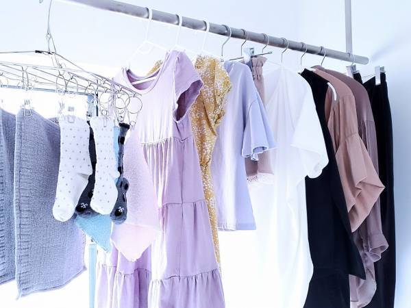 洗濯物を素早く乾かすためにはどうすればいい？　方法に「これは助かる」「効果的」