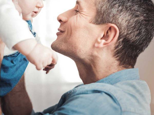 ひげを探してる？　ひげのない父親の顔を見た赤ちゃん　リアクションに吹き出す！