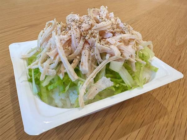 レンジでチンしたご飯に具材をのせるだけ　JA全農の『サラダチキン丼』が簡単でおいしそう