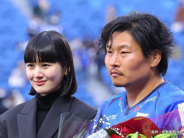 ラグビー稲垣啓太の『夫婦ショット』に反響！　愛あふれるハグに「まじで素敵な夫婦」