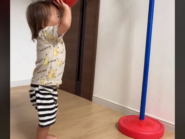 １歳児の『大人顔負けのワザ』に驚き！「打ち方がもうプロ」「伸びてほしい逸材」