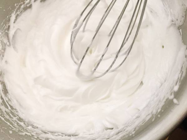 泡立て器１つでメレンゲを作る方法に「コレはいい」「めっちゃ楽」