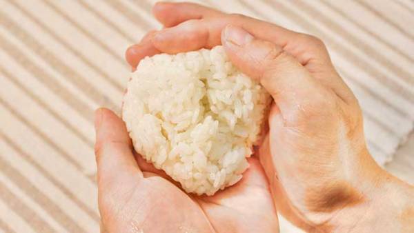 「アレを入れるだけ」　塩むすびを絶品にする、ご飯の炊き方とは？