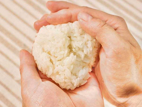 「アレを入れるだけ」　塩むすびを絶品にする、ご飯の炊き方とは？