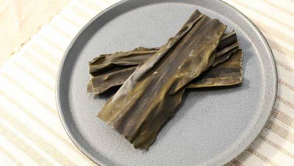 「アレを入れるだけ」　塩むすびを絶品にする、ご飯の炊き方とは？