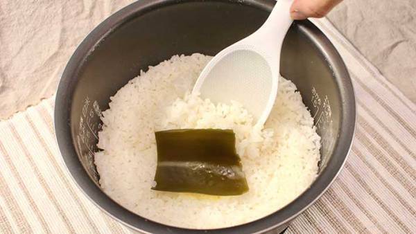 「アレを入れるだけ」　塩むすびを絶品にする、ご飯の炊き方とは？