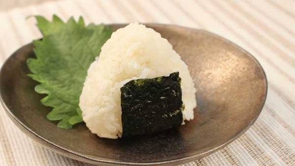 「アレを入れるだけ」　塩むすびを絶品にする、ご飯の炊き方とは？