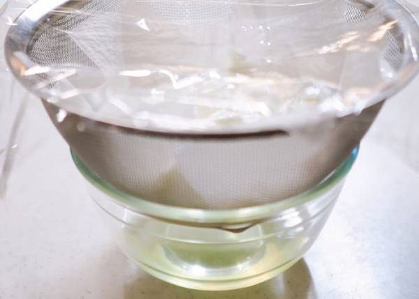 ヨーグルトに浮かぶ水分　正体は何？　企業の説明に「そんなものが」「初耳」