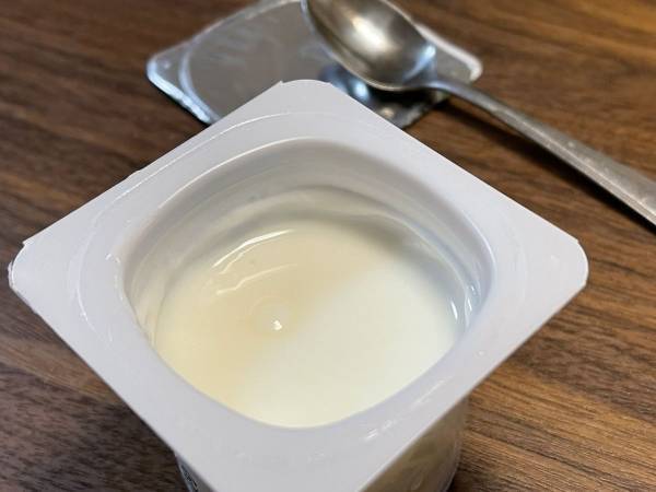 ヨーグルトに浮かぶ水分　正体は何？　企業の説明に「そんなものが」「初耳」
