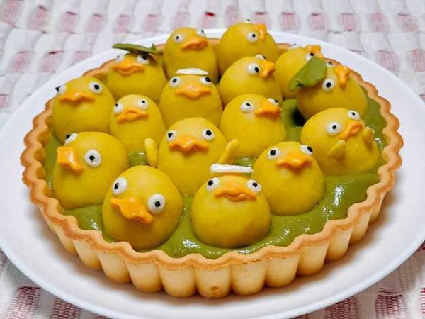 『千と千尋の神隠し』のオオトリ様がタルトに！　カットすると？　「切ない光景…」