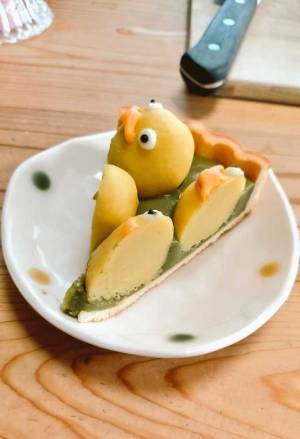 『千と千尋の神隠し』のオオトリ様がタルトに！　カットすると？　「切ない光景…」