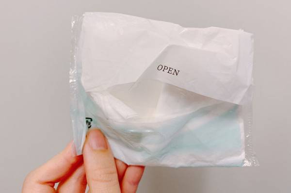 バッグの中でシワシワ…　ポケットティッシュを守れるケースに「これが欲しかった」