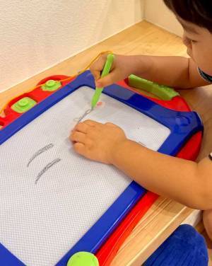 母親「私より上手かも」　３歳児が描いたものに「電車で吹いた」「じわじわくる」