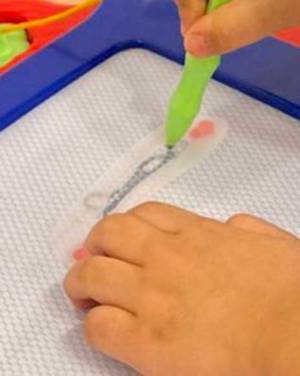 母親「私より上手かも」　３歳児が描いたものに「電車で吹いた」「じわじわくる」