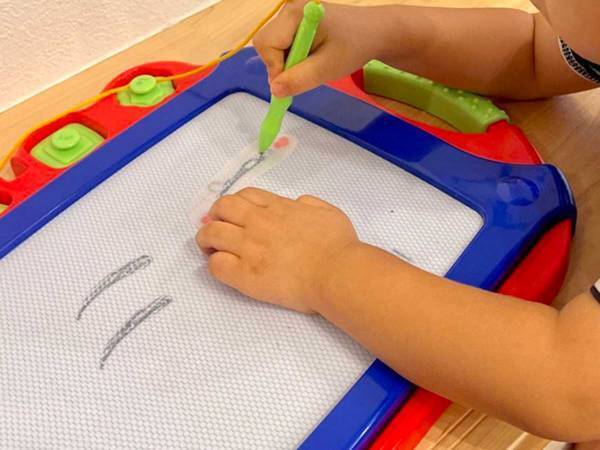 母親「私より上手かも」　３歳児が描いたものに「電車で吹いた」「じわじわくる」