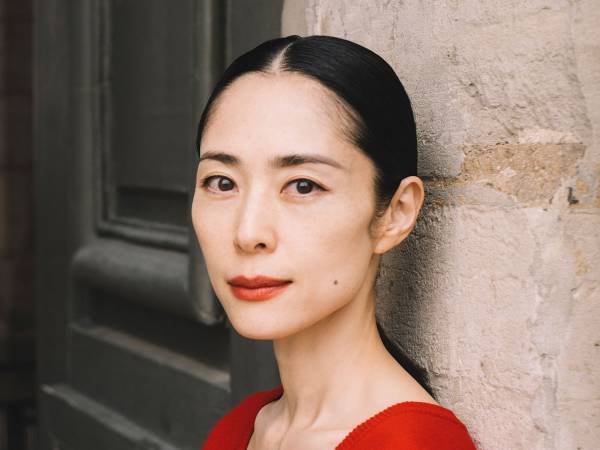 深津絵里、ミニドレスを着用した姿に「５０歳になっても魅力的」「いつまで可愛いんですか！」