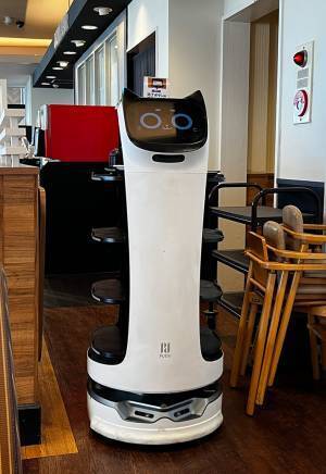 ファミレスで配膳ロボットがピンチ！　発した『ひと言』に「えらすぎる」「グッときた」