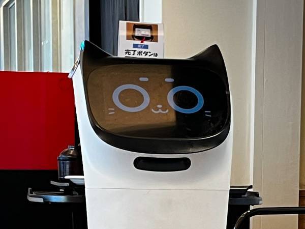 ファミレスで配膳ロボットがピンチ！　発した『ひと言』に「えらすぎる」「グッときた」