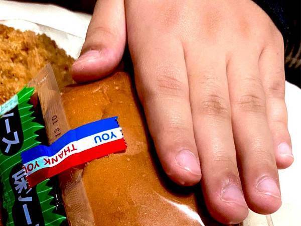 コロッケパンを購入した女性　まるでトリックアートのような写真が、こちら