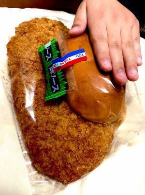 コロッケパンを購入した女性　まるでトリックアートのような写真が、こちら