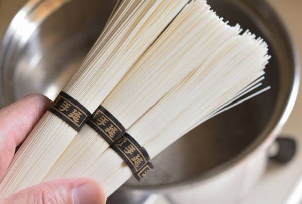 「日本に来る人、そうめんに気を付けて」　ラトビア人男性の『注意喚起』に共感