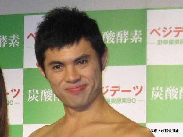 考えるとゾッとする　小島よしおがずっと設定していた、スマホの『ある機能』とは