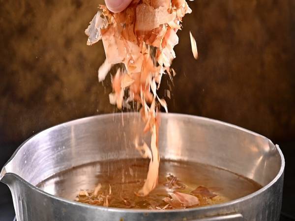 意外と知らない基本の「だし」の取り方　「参考になります」「今日からやる」