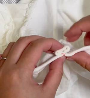 そのまま捨ててない？　襟元がゆるんだ服のリメイク術に「そんな方法が…！」