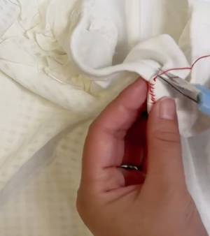 そのまま捨ててない？　襟元がゆるんだ服のリメイク術に「そんな方法が…！」