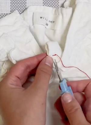 そのまま捨ててない？　襟元がゆるんだ服のリメイク術に「そんな方法が…！」