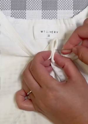 そのまま捨ててない？　襟元がゆるんだ服のリメイク術に「そんな方法が…！」