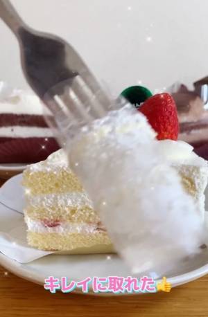 「天才の発想だわ」　ケーキのフィルムをフォーク１本で取る方法があまりに爽快