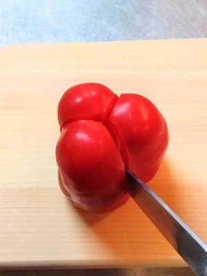 「なぜ今まで思い付かなかったんだ」「常識が覆る」　パプリカの種が飛び散らない切り方に感動