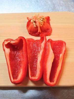 「なぜ今まで思い付かなかったんだ」「常識が覆る」　パプリカの種が飛び散らない切り方に感動