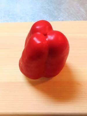 「なぜ今まで思い付かなかったんだ」「常識が覆る」　パプリカの種が飛び散らない切り方に感動