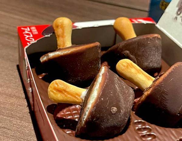 『たけのこの里派』が嫉妬する？　きのこの山の斬新な食べ方に「この発想はなかった」