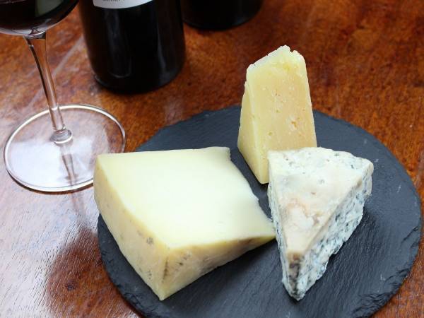 ナチュラルチーズとプロセスチーズ、結局どう違う？　企業の回答に「そういうことか」