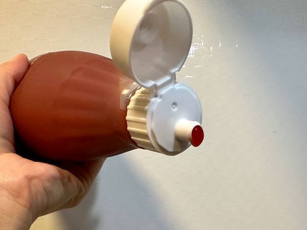 ケチャップのフタを開けると『謎の液体』が　カゴメの回答に納得