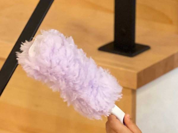 クイックルハンディを手に持つ３歳児、拭いた場所は…？　「それはそれで助かる」