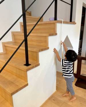 クイックルハンディを手に持つ３歳児、拭いた場所は…？　「それはそれで助かる」