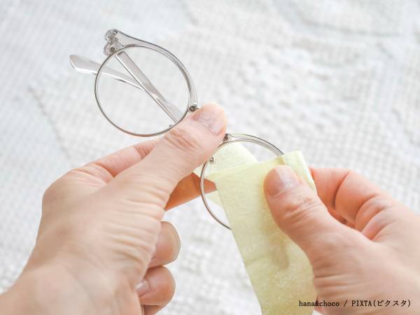 実はやってはいけない！？　『メガネのお手入れNG』に「ついやってしまう」「注意しなくちゃ」