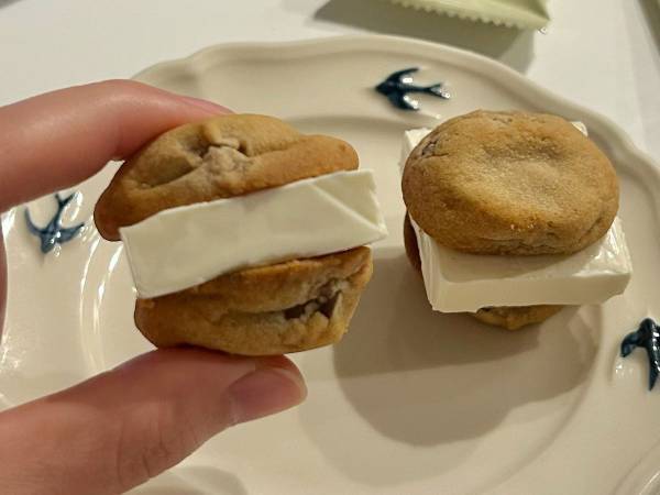 『カントリーマアム』で挟むだけ！　簡単チーズケーキに「成分はほぼ同じ」「贅沢な食べ方」