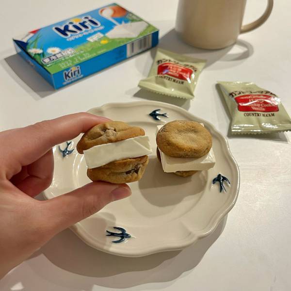 『カントリーマアム』で挟むだけ！　簡単チーズケーキに「成分はほぼ同じ」「贅沢な食べ方」