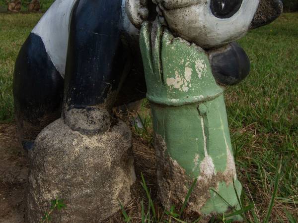 公園の『パンダ像』の見た目にゾッ！　「人間も食べそう」と話題に